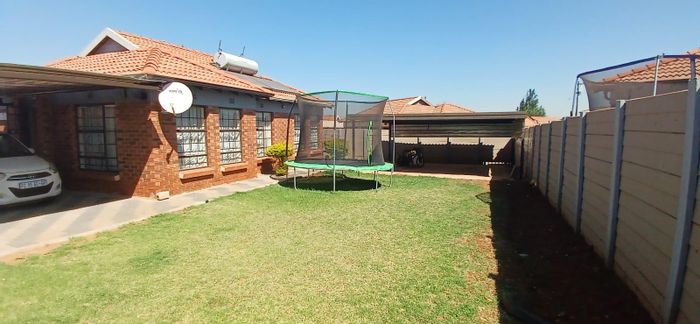 Clayville House For Sale: 3 beds, 2 baths, secure community, low-maintenance living.