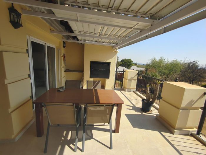 Cottage to rent in Mooikloof: 2 beds, garden, solar, borehole, fully furnished.