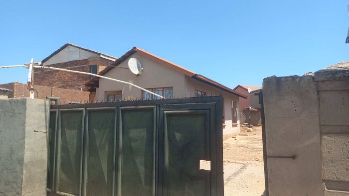 Three-bedroom house for sale in Roodekop with security, parking, and amenities nearby.