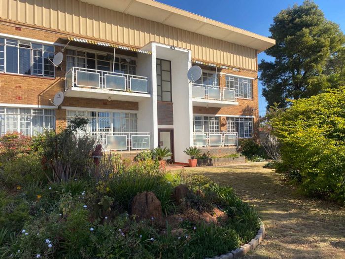 Two-bedroom apartment with secure parking and garden in Monument, To Rent.