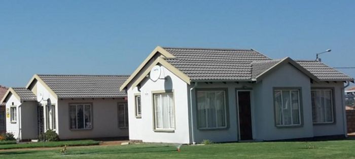 House for Sale in Boksburg Central: 2 beds, 1 bath, customizable options available.