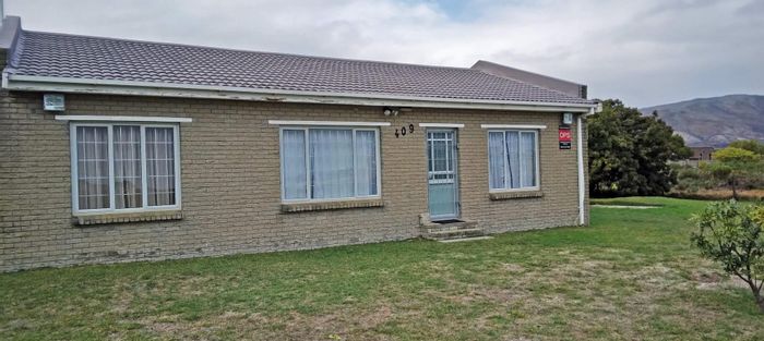 Fisherhaven House For Sale: 3 bedrooms, mountain views, spacious stand, close to lagoon.