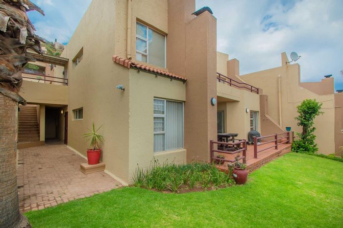 For Sale: Apartment in Constantia Kloof with pool, clubhouse, and 24-hour security.