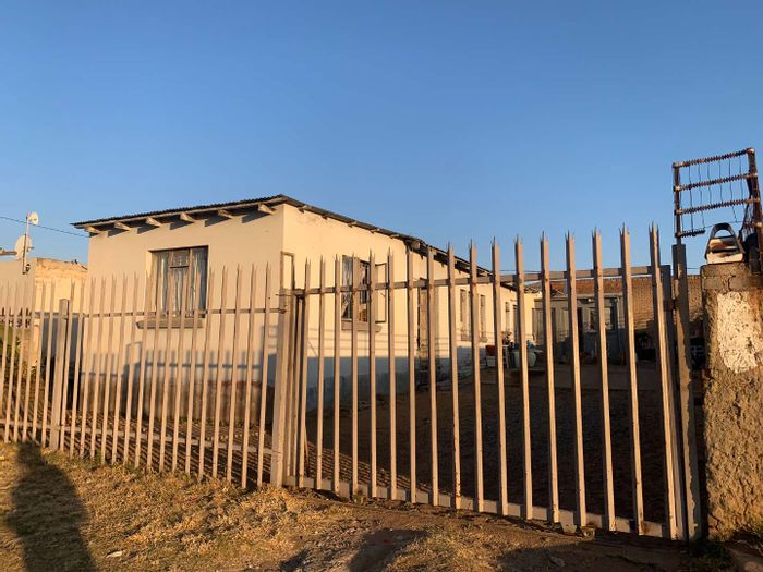 For Sale: Spacious 2-bedroom house in South Hills with expansion potential and amenities.