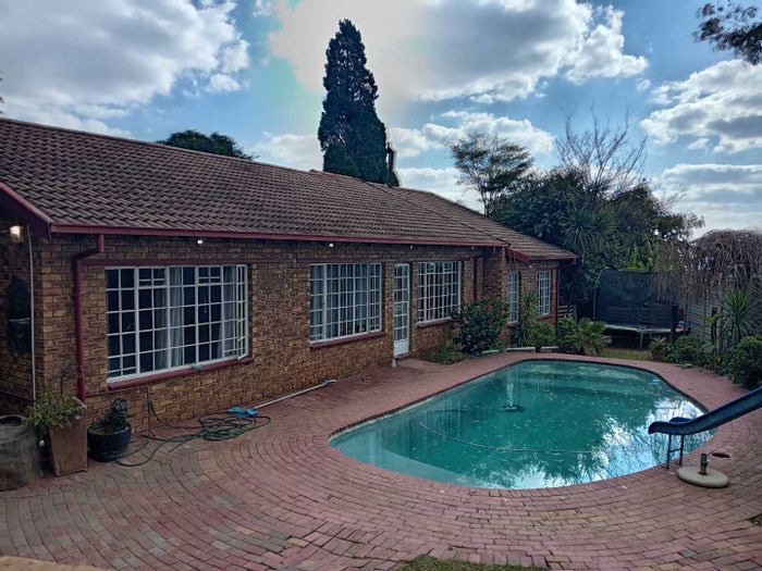 For Sale: Spacious 4-Bedroom House in Radiokop with Pool and Entertainment Area.