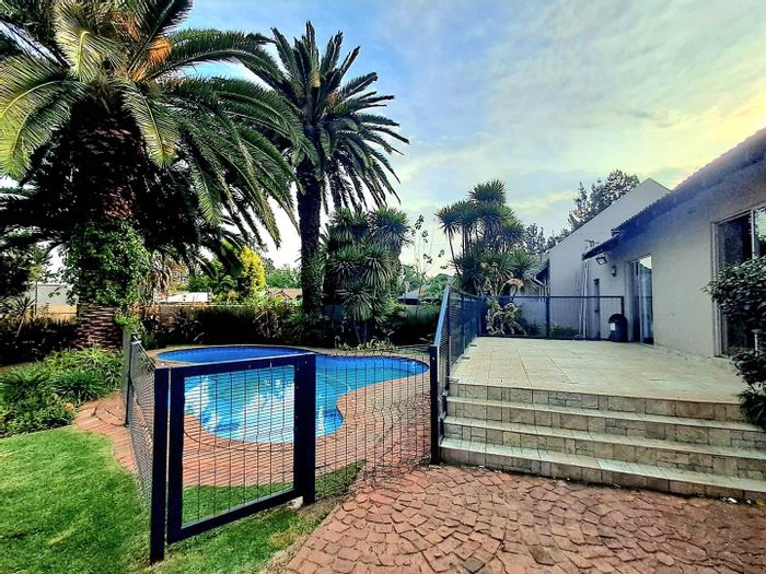 Brackendowns House For Sale: 3 bedrooms, pool, garage, and security features.
