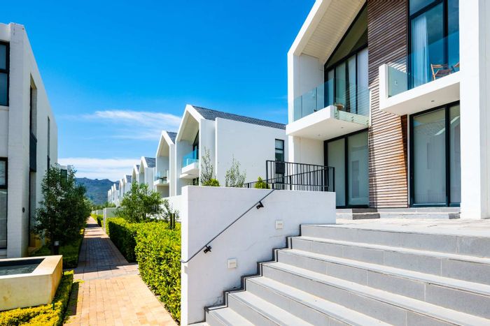To Rent: 2-Bedroom Apartment in Val De Vie Estate with exclusive pool access.