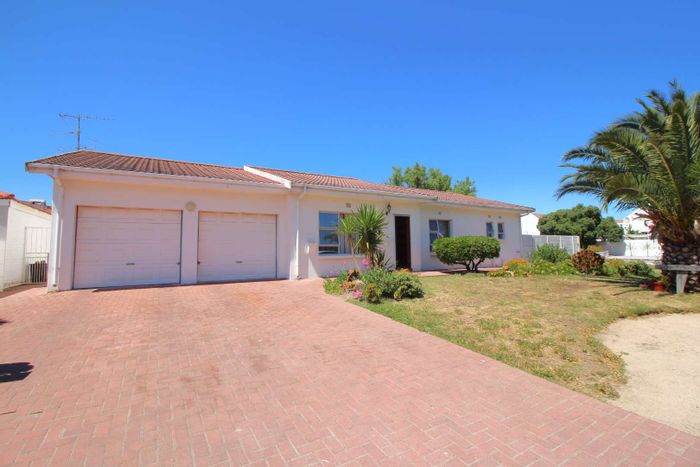 House for Sale in Velddrif Central: Open plan living, double garage, ample parking.