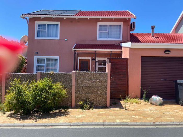 Townhouse in Sun Valley To Rent: 3 beds, splash pool, enclosed garden, garage.