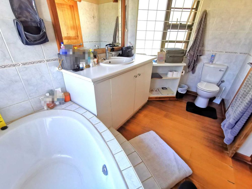 MAIN DWELLING BEDROOM - BATHROOM 