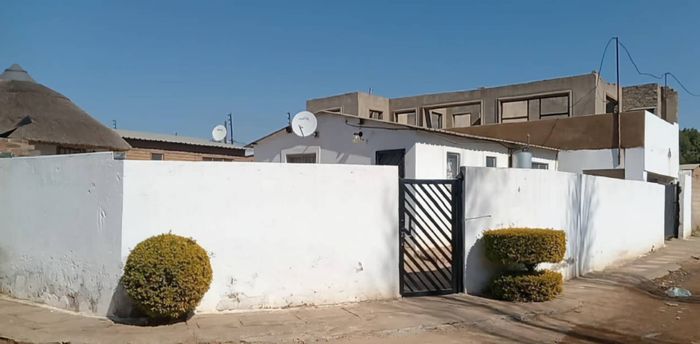 For Sale: House in Mamelodi East with 2 bedrooms, 5 outside rooms, double garage.