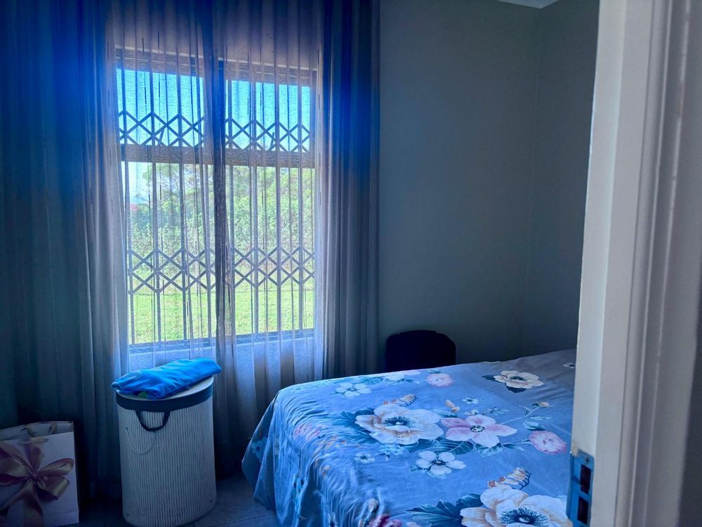 2nd bedroom with burglars on windows