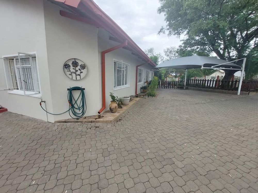 Suiderhof Family Home with Indoor Entertainment, Pool, and Flat For