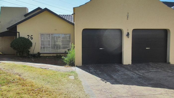 For Sale: Glenanda House with 5 bedrooms, pool, large yard, and staff quarters.