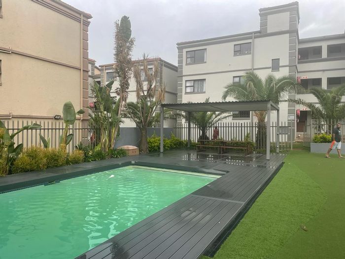 Sunninghill Apartment For Sale: 1 bed, pool access, secure living, balcony views.