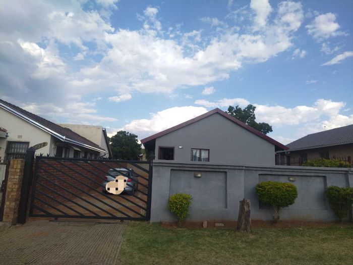 Mabopane House To Rent: 2 bedrooms, large yard, near amenities and schools.