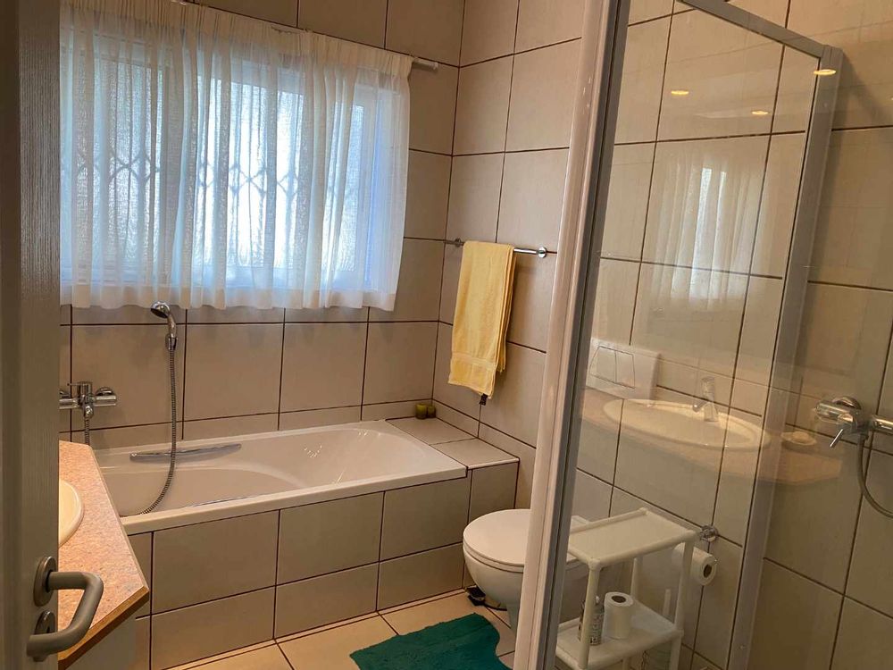 A full shared secondary bathroom