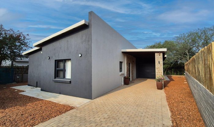 For Sale: House in Hoedspruit Central with off-grid power and outdoor patio.