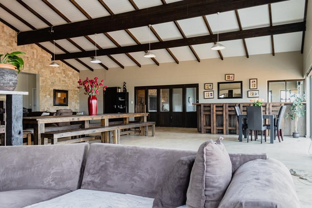 Open-plan lounge/dining area