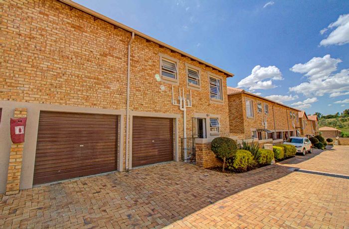 Modern Townhouse For Sale in Wilgeheuwel: Spacious Bedrooms, Luxurious Balcony.