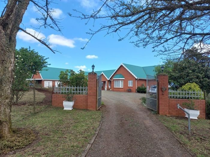 For Sale: House in Sakabula Golf & Country Estate with spacious entertainment areas and cottage.