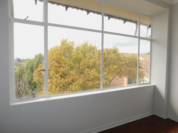 Hurlpark Apartment For Sale: 1 Bed, secure parking, walk-in storeroom, ideal location.