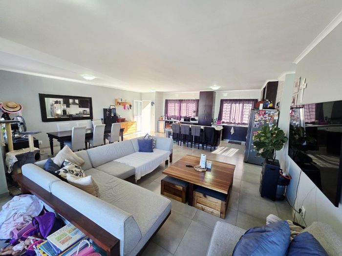 3 Bed, 2 Bath Townhouse in Clifton Park with Pool, Garden, and Fibre. To Rent.