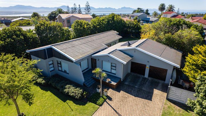 Heiderand House For Sale: Spacious family home with garden, solar panels, and double garage.