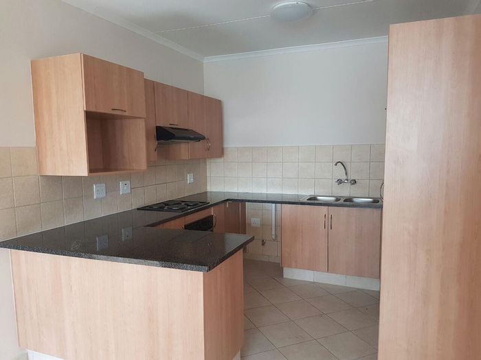 Celtisdal Apartment To Rent: 2 beds, garage, pool, clubhouse, secure complex.