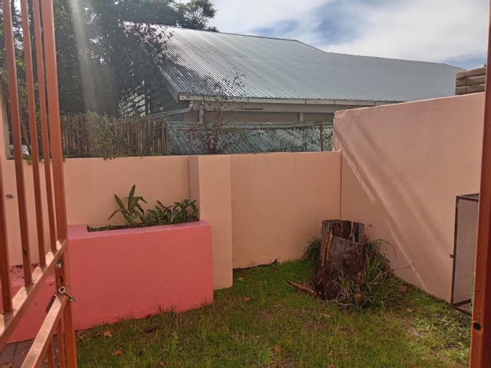 Cottage To Rent in Oaklands: 2 bedrooms, pet-friendly, private garden, secure parking.