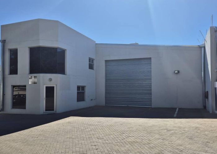 Industrial Warehouse to Rent in Prosperita: 480sqm, offices, strong room, secure access.