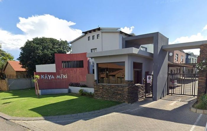 House To Rent in Cashan: 3 Bedrooms, private yard, double carport, 24-hour security.