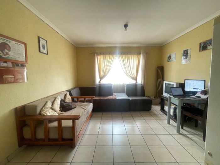 Apartment To Rent in Kempton Park Central: Open-plan living, two bedrooms, covered parking.