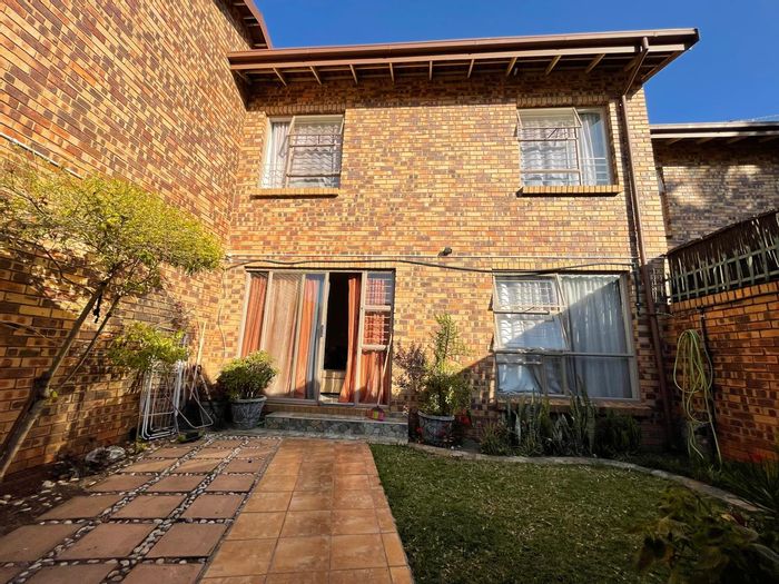 Property #2476843, Townhouse For Sale in Weavind Park