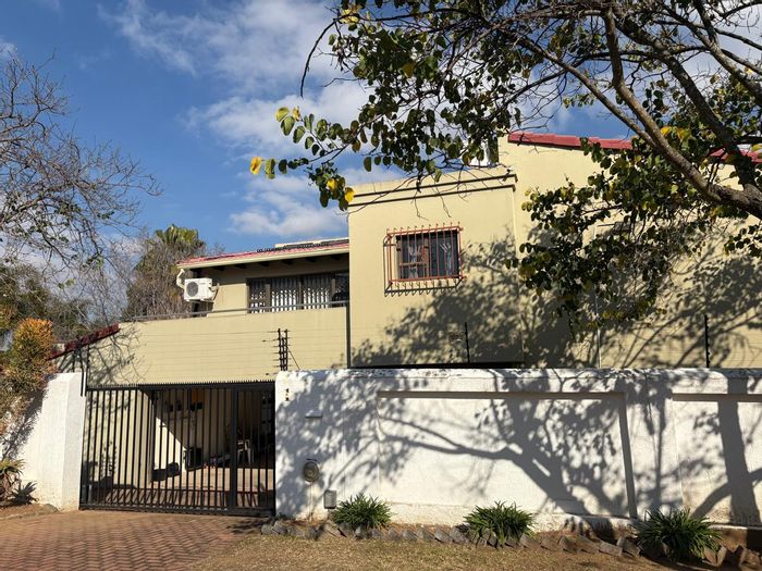For Sale: Spacious Woodmead house with double garage, inverter, and guest quarters.