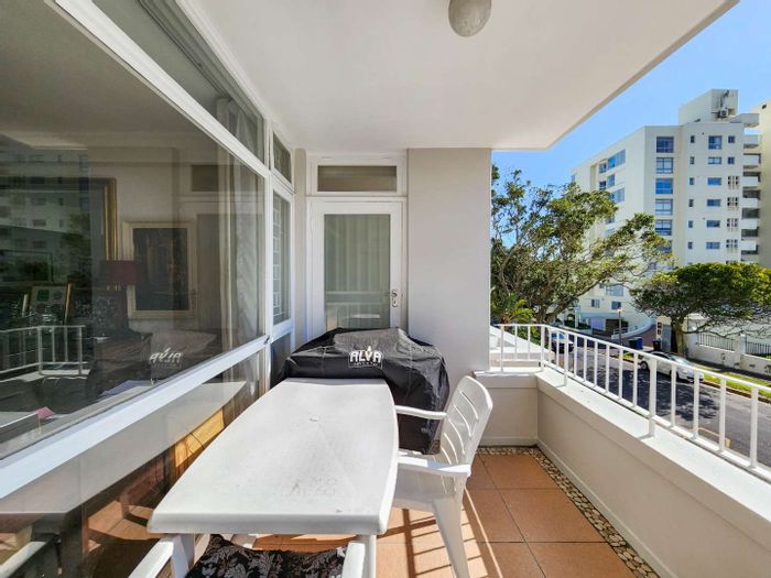 Sea Point Apartment For Sale: Spacious, Ocean Views, Steps from Promenade and Amenities!