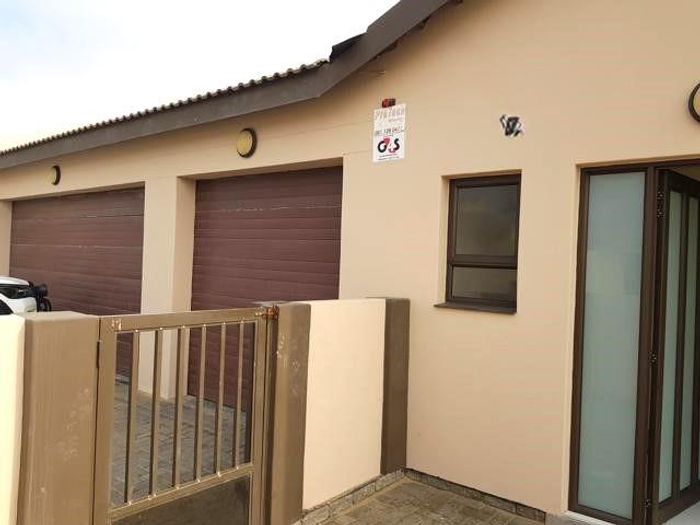 For Sale: House in Swakopmund Ext 23 with 3 en-suites, indoor BBQ, 3 garages.