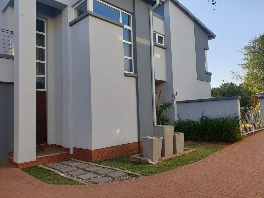 House to Rent in Eye Of Africa 4 beds, pool, braai, solar, and