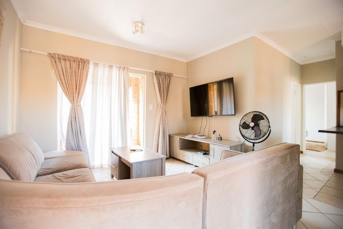 Mooikloof Ridge Townhouse To Rent: 2 Beds, balcony, garage, pools, courts, security.
