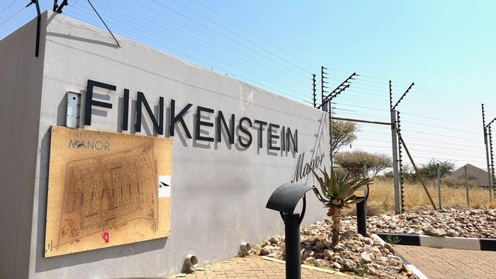 Finkenstein Retirement Village For Sale: 2 beds, garden, garage, security features.