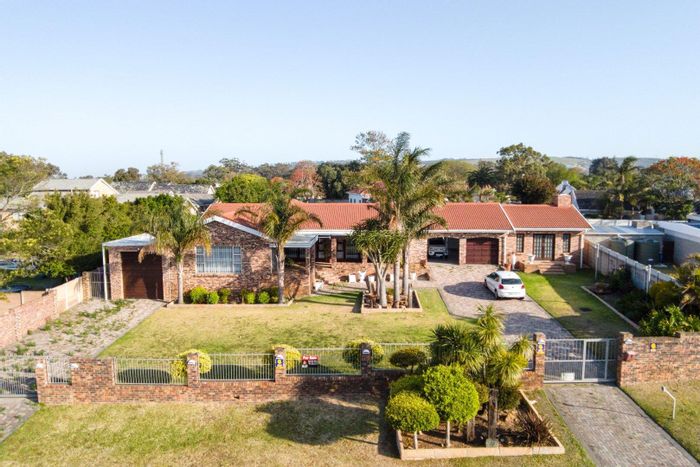 Beverley Grove House For Sale: 4 bedrooms, pool, garage, entertainment area, security features.