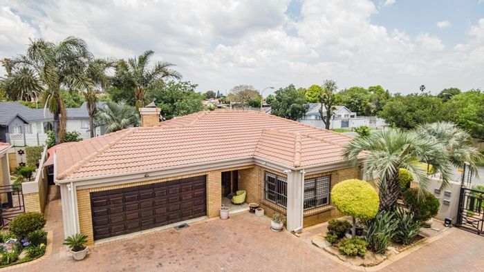 For Sale: House in Beyerspark with 3 bedrooms, patio, double garage, and garden.