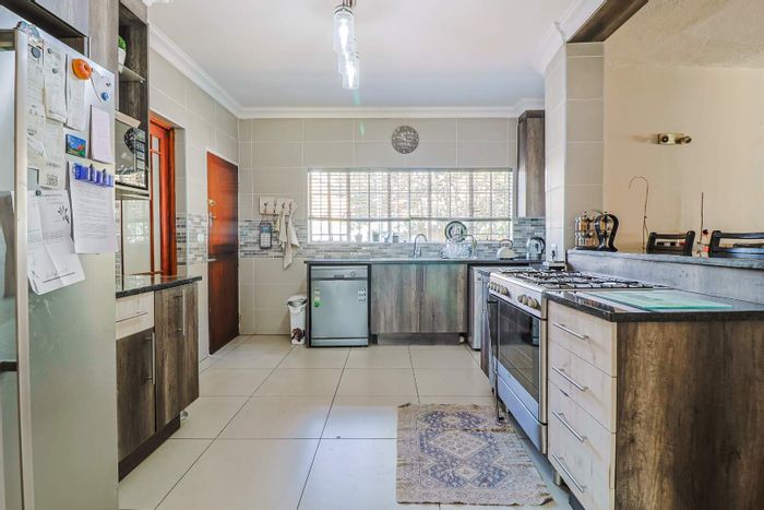 5-bedroom house in Randhart for sale with pool, garden, and security features.