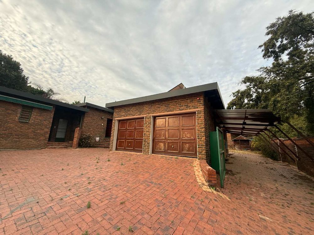 Double garage and back of carport can be used by house tenant 
Front of carport to be used by tenant in cottage