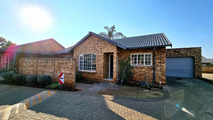 2-bedroom townhouse in Doornpoort with garden, garage, and pet-friendly amenities. To Rent.
