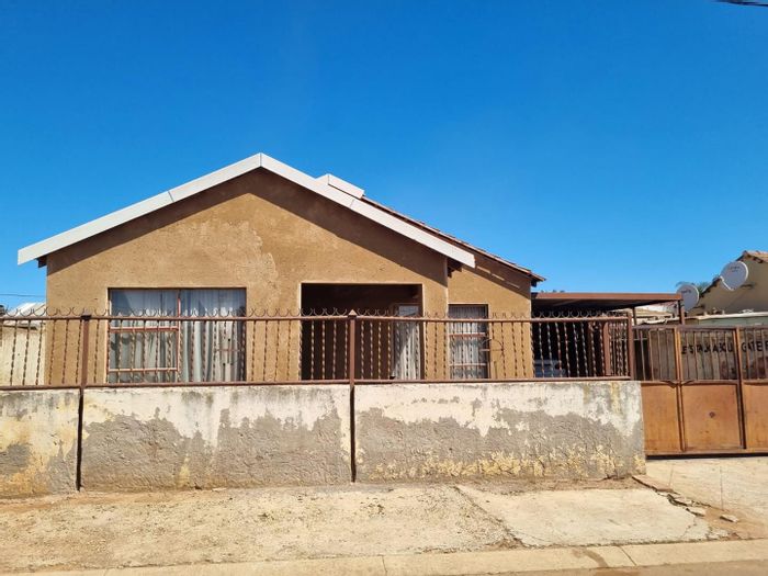 3-bedroom house in Mamelodi East with extra rooms, carport, and TLC needed. For Sale.