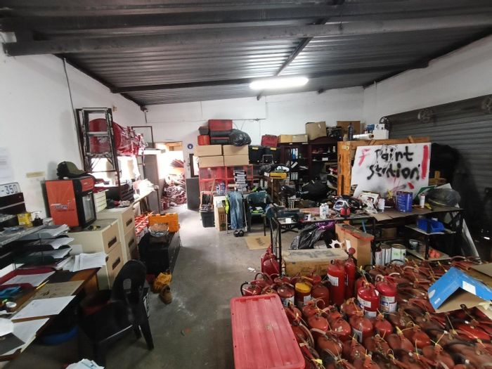 Industrial Unit To Rent in Pinetown Central with Roller Door and Prepaid Electricity.