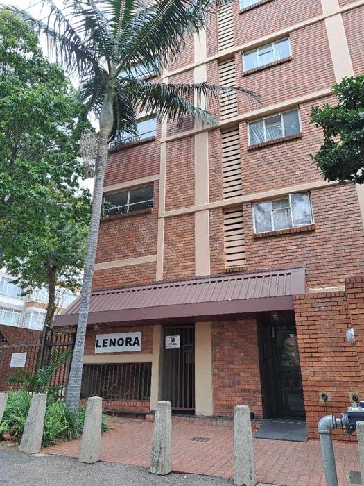 Bachelor apartment in Gezina to rent, near transport and essential amenities.