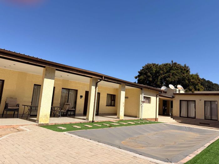 House for Rent in Pioniers Park Ext 1: 7 bedrooms, pool, double garage.