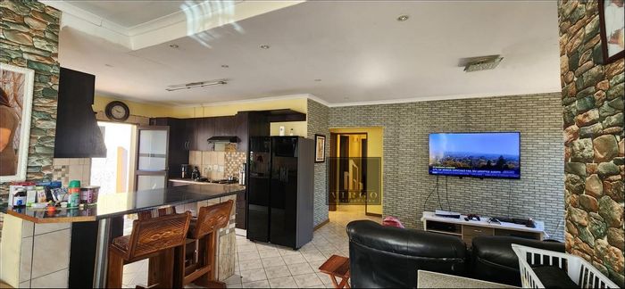 Cimbebasia House For Sale: 3 Bedrooms, Ensuite, Flat, Braai Area, Security Cameras.